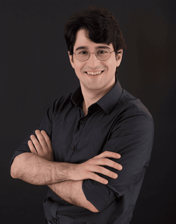 Advogado previdenciário especialista em planejamento previdenciário, trajando camisa cinza escura, sobre o plano de fundo preto.