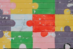 Imagem de Muro Pintado em Padrão de Quebra-Cabeças, para representar a concessão do LOAS/BPC a pessoas com TEA.